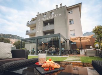 villa-alberta-torbole-garden-lounge-0i1a8750