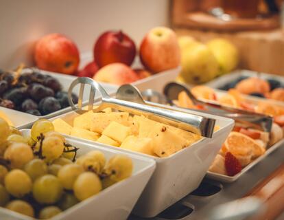 Breakfast buffet at Hotel Villa Alberta with a variety of fresh fruit.